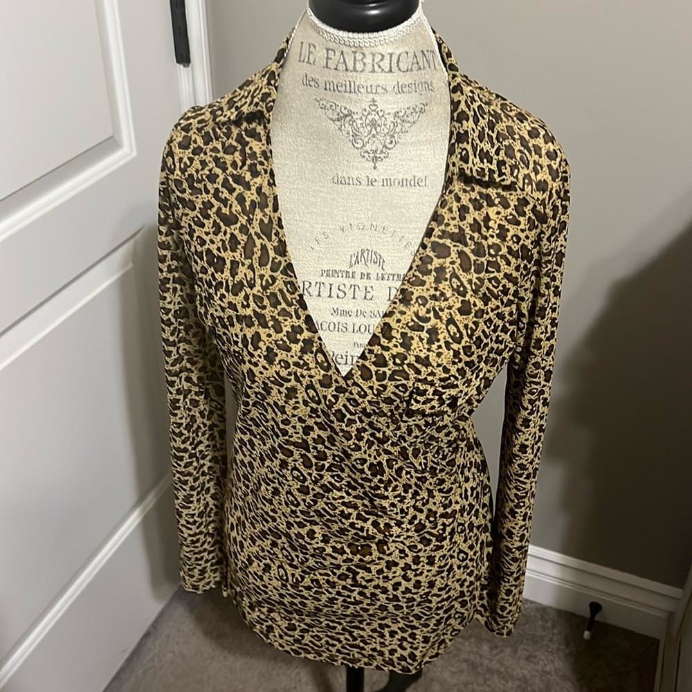 Leopard blouse with pocket and a collar